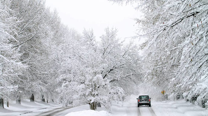 Снегопад продлится: украинцам советуют оставить автомобили дома