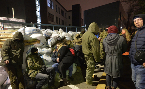 Активісти розбирають барикаду під офісом NewsOne 