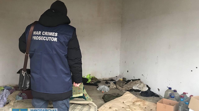 Душили, били та застосовували електрошокер – на Миколаївщині виявили катівню окупантів 