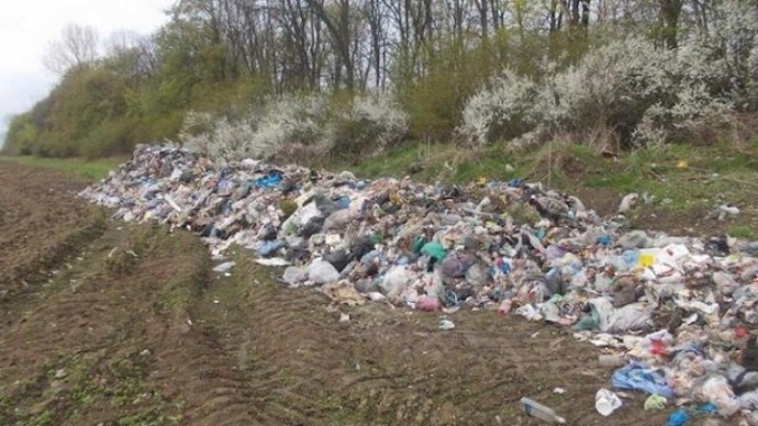 Водій, який по документах віз сміття до Дніпра, викинув його на Львівщині