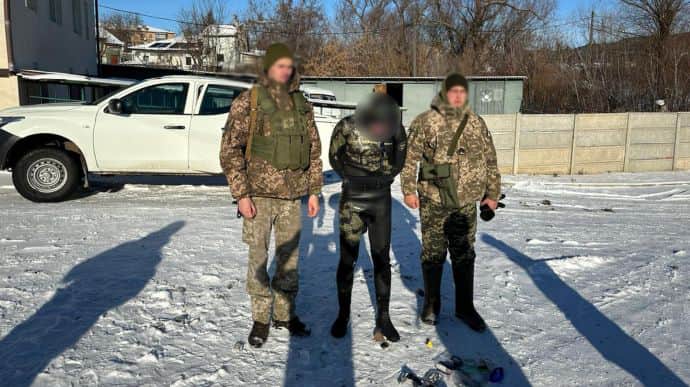 Из ледяного Днестра пограничники вытащили мужчину, плывущего на молдавский берег