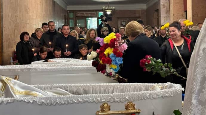 Begrafenis gehouden voor drie broers en zussen die zijn omgekomen bij Russische aanval op de oblast Zjytomyr