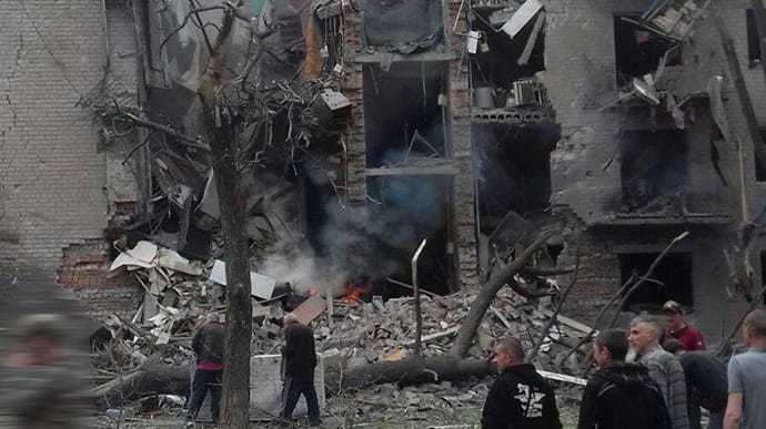 Russians attack Avdiivka with missiles, hitting high-rise building, 2 people injured