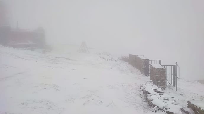 У Карпатах сильний вітер і сніг з дощем: рятувальники просять не ходити в гори