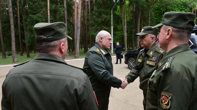 Лукашенко підвищив боєготовність військ після втрати Росією 4 повітряних суден 