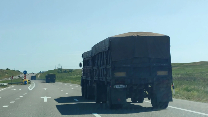 Біля Керчі помітили вантажівки з українськими номерами