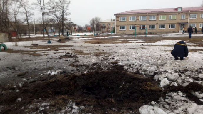 На Луганщине снаряд оккупантов попал во двор лицея, ученики прятались в подвал - ВГА