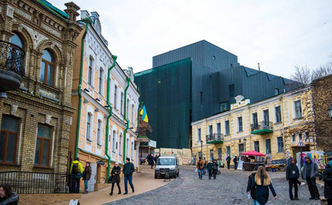 Киевлян возмутил новый фасад театра от Рошен на Андреевском спуске