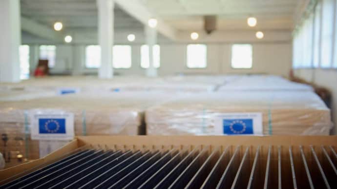 Украина получила почти 6 тысяч солнечных панелей для больниц: их установят в 5 областях  