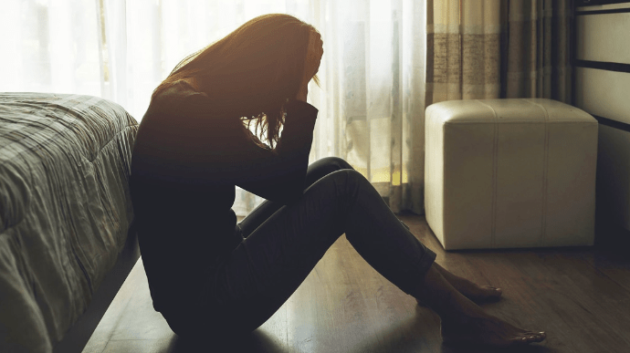 Исследование: На четверть больше людей начали страдать тревожностью и депрессией за год пандемии