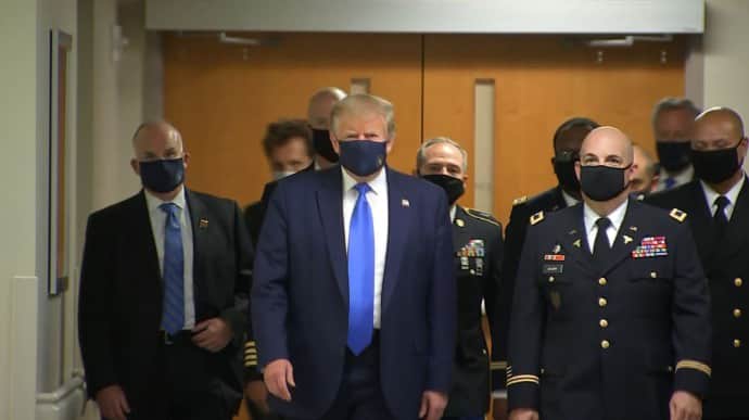 Трамп наконец появился в защитной маске