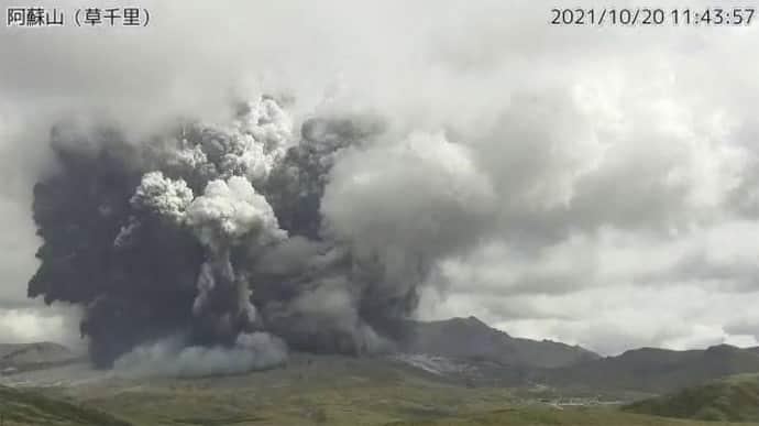 В Японии на горе Отаке произошло извержение вулкана