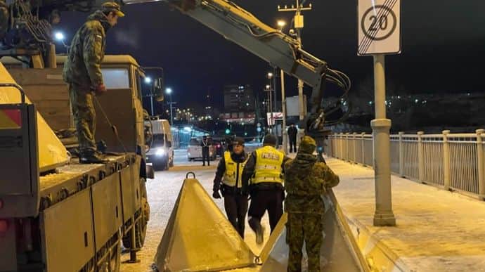 Estonia prepares to close border with Russia, instals barriers