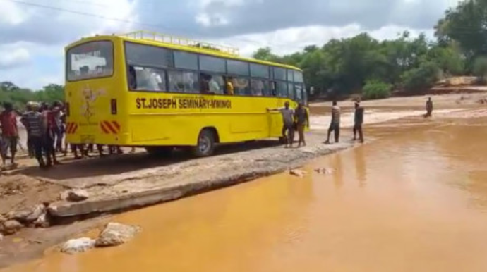 Автобус с пассажирами упал в реку в Кении, два десятка человек погибли