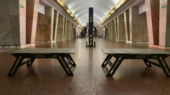 Укрытие во время атак: На 18 станциях киевского метро установили мобильные лавки