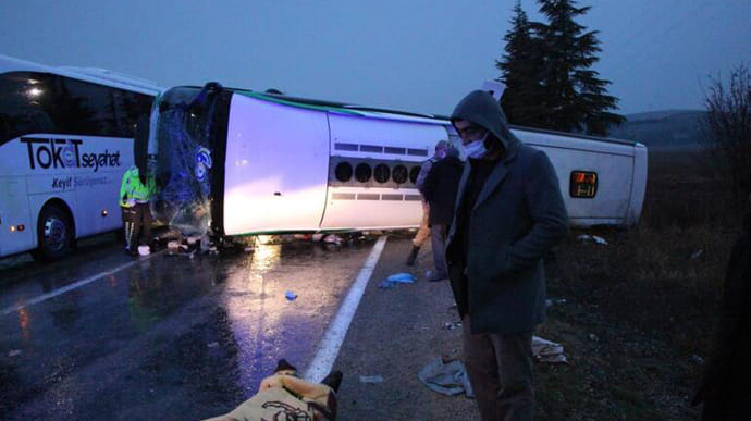 У Туреччині перекинувся пасажирський автобус: 2 загиблих, багато травмованих
