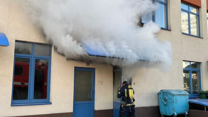 В Киеве горела гимназия: эвакуировали 1500 детей