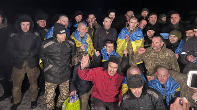 Найбільший обмін: Україна повернула 230 бійців і цивільних із полону РФ