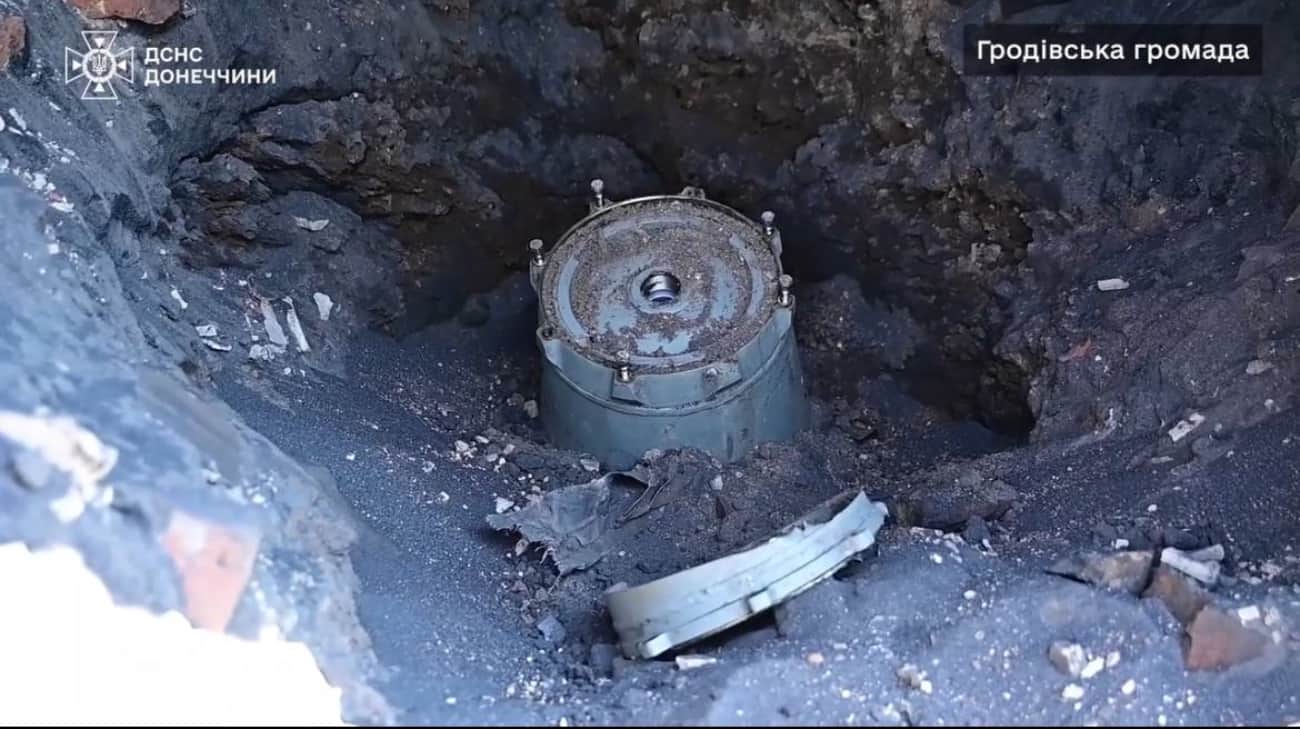 Bomb disposal experts dispose of FAB-500 aerial bomb in Donetsk Oblast