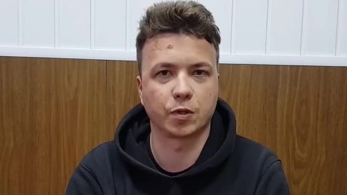 Отец Протасевича считает, что у сына сломанный нос на видео