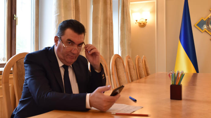 Данилов говорит, что санкции против холдинга Медведчука готовили 8 месяцев