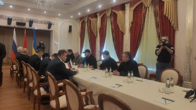 Ukrainian delegation arrives to negotiate with Russians