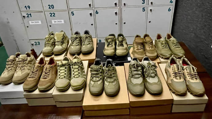 Военные испытали на удобство новые тактические кроссовки - Минобороны