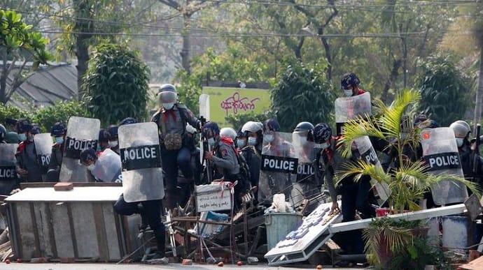 Протестующих в Мьянме разогнали слезоточивым газом и светошумовыми гранатами