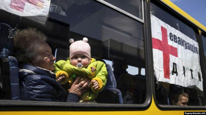 Authorities carry out mandatory evacuation of children from 23 settlements in Kherson Oblast