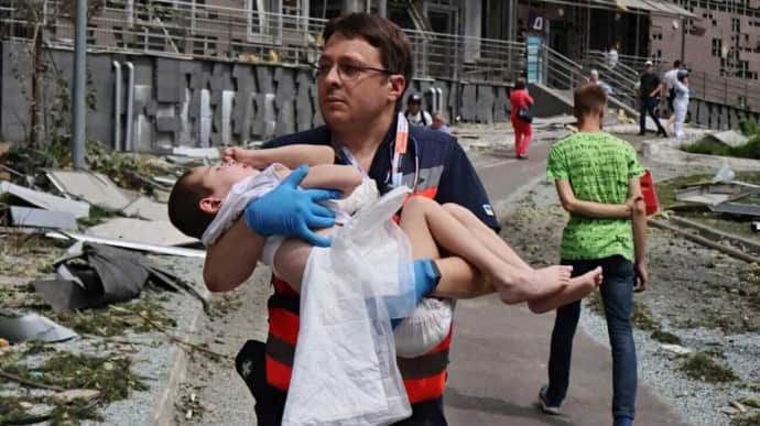 Doctor pictured in viral photo describes evacuating children from damaged ward