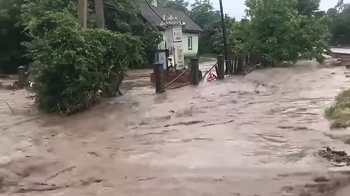 Негода на Буковині: підтоплені села, дороги перетворилися на річки