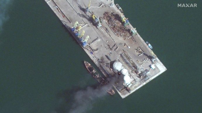 Maxar показала знімки знищеного російського корабля в Бердянську