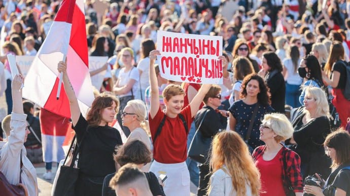 У центрі Мінська проходить масовий Жіночий марш миру