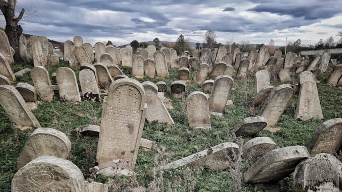 Ukrainian soldier's photos of Jewish cemetery in Carpathia win Wikipedia competition