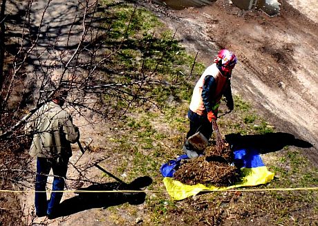 У Чернігові комунальники збирали сміття на полотнище, схоже на прапор України 