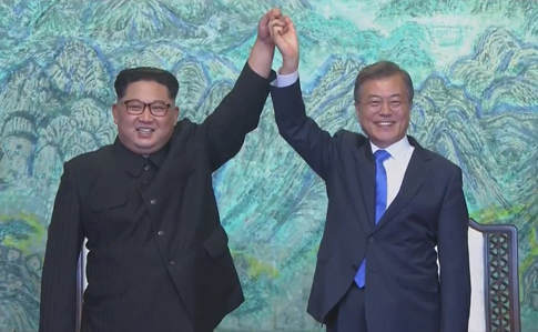 Кім Чен Ин і Мун Чже Ін тиснуть руки після підписання декларації про завершення війни