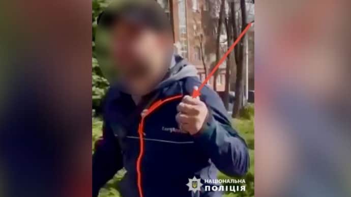 В Харькове военный ТЦК применил травматический автомат в схватке с гражданским, который бился кастетом