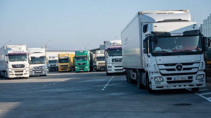 В Киев снова не пускают грузовики: жара