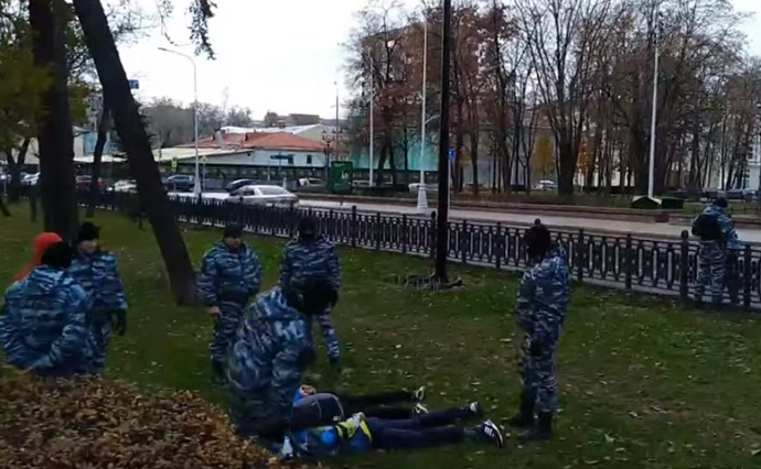 В центре Москвы полиция задерживает людей 
