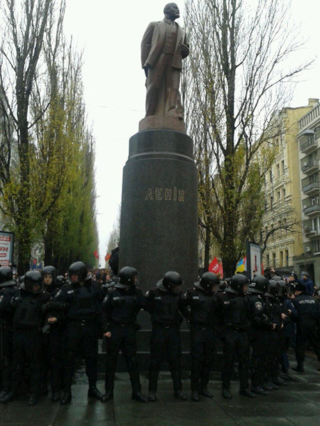 Памятник Леніну в оточенні міліції. Фото прес-служби ВО Свобода