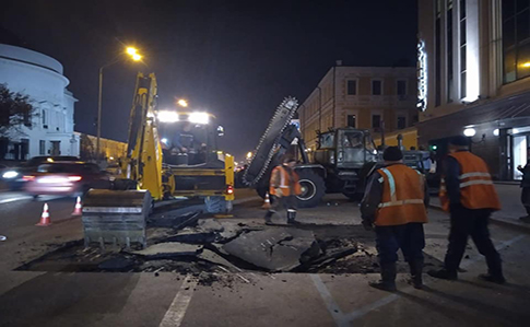 В центре Киева снова прорвало трубу, провалилась дорога