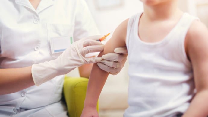 Оксфордський університет починає тестувати вакцину AstraZeneca на дітях