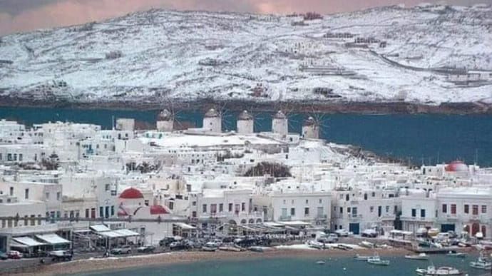 Греческие курортные острова Миконос и Санторини засыпали снегом впервые за десятилетие