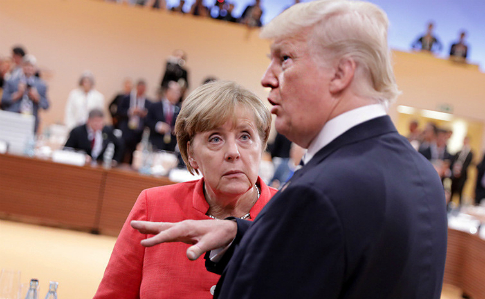 В США рассказали, как Трамп шантажировал Меркель и прервал Порошенко на саммите НАТО