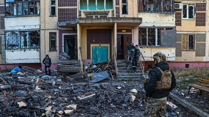 Вместе с попугайчиками и собаками: полицейские под обстрелами эвакуируют жителей Авдеевки 