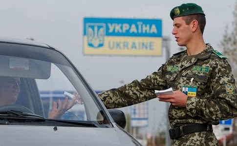 Прокуратура та СБУ створюють реєстр іноземців, які незаконно їздили в Крим