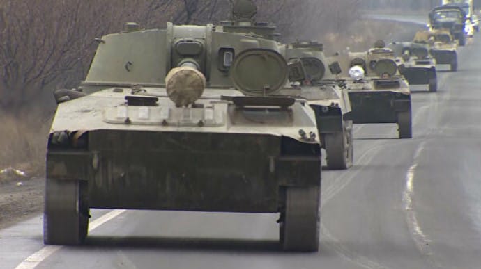 Гвоздики и танки: оккупационные войска стягивают к линии фронта вооружение