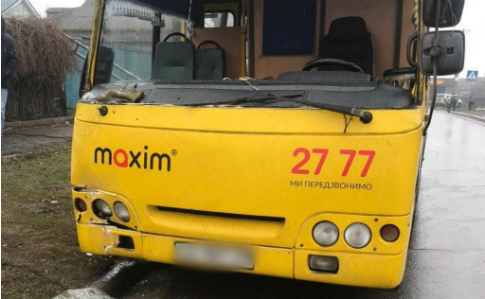 Автобус в'їхав у зупинку з людьми в Маріуполі