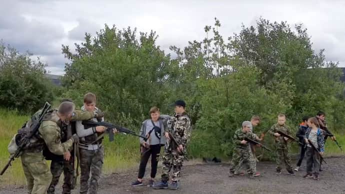 Російських дітей вчать стріляти біля кордону з Норвегією – ЗМІ