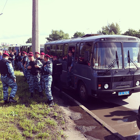Беркут приїхав вязати активістів на трасі Януковича. Фото Сергія Лещенка